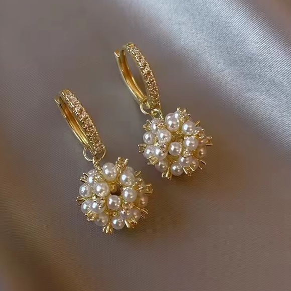 Anthropologie Gold Pearl Drop Earrings - Picture 3 of 10